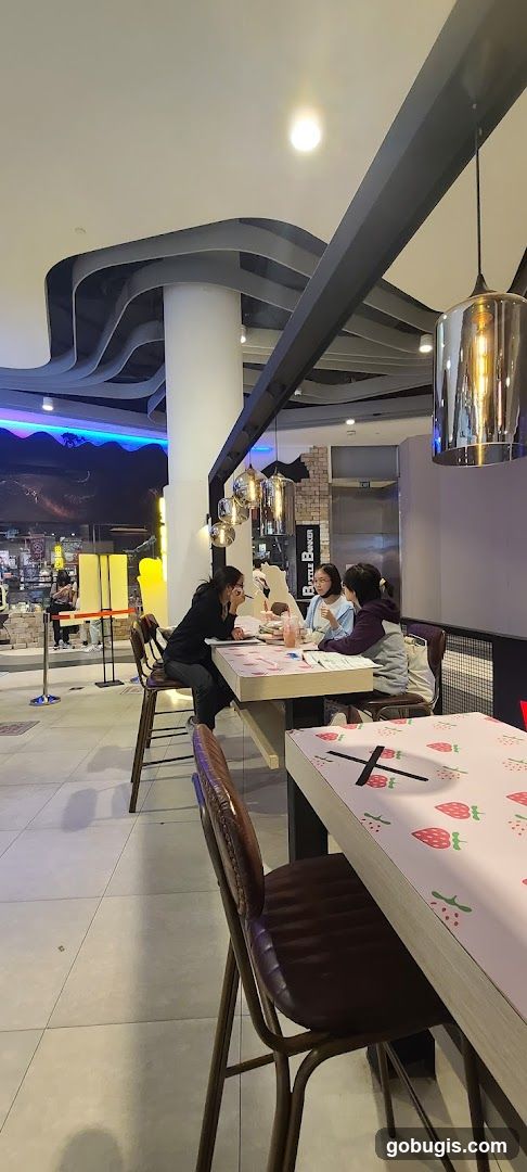 Diners at a cafe