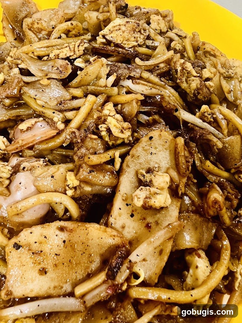 Stir-fried noodles with egg and vegetables