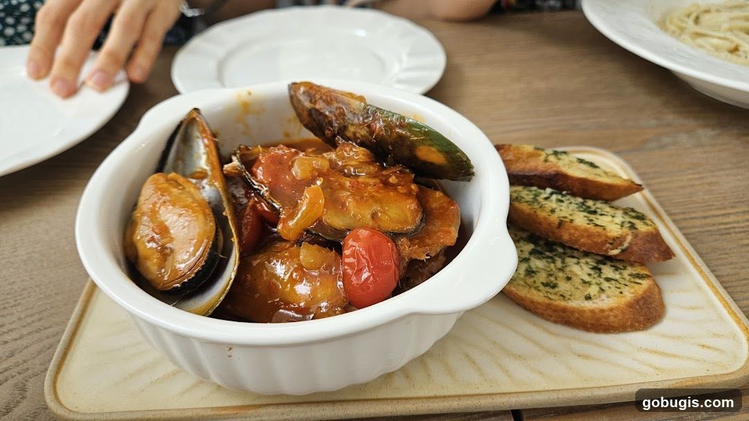 Mussels with Garlic Bread