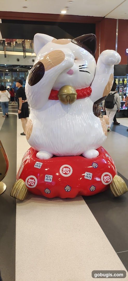 Maneki-neko Statue