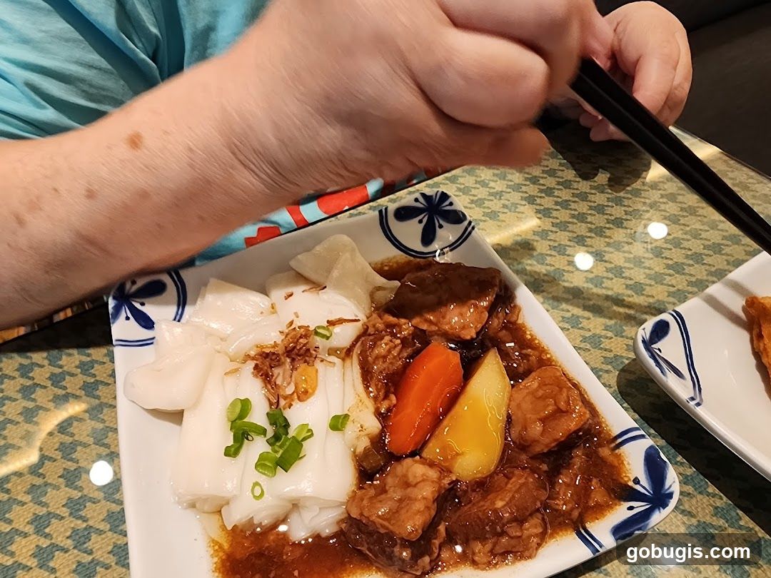 Braised Beef with Rice Noodle Rolls
