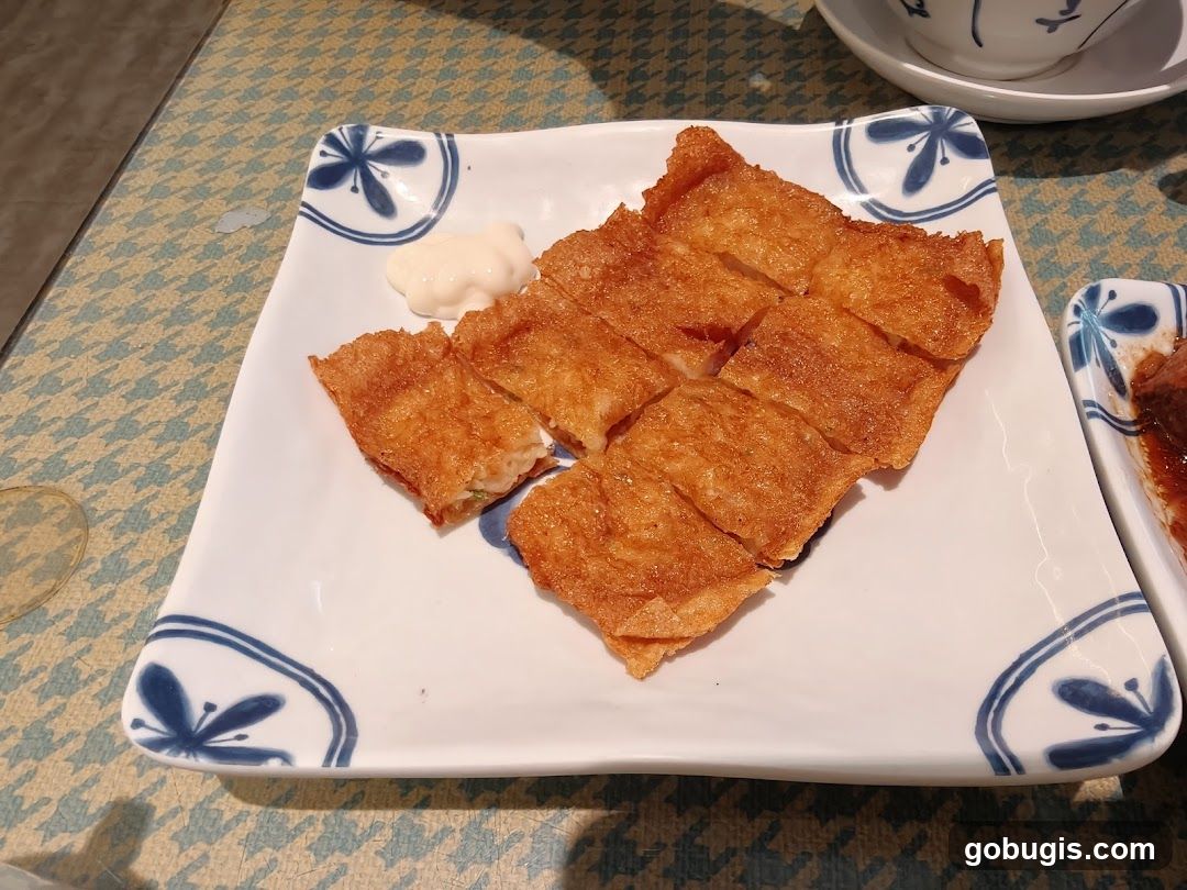 Fried spring rolls with dipping sauce