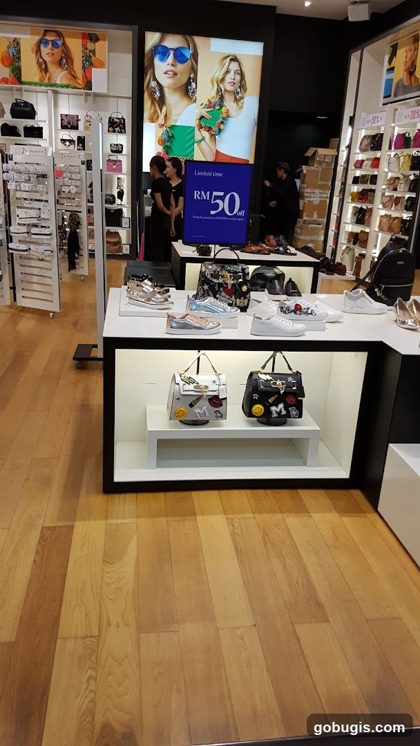 ALDO Handbag Display