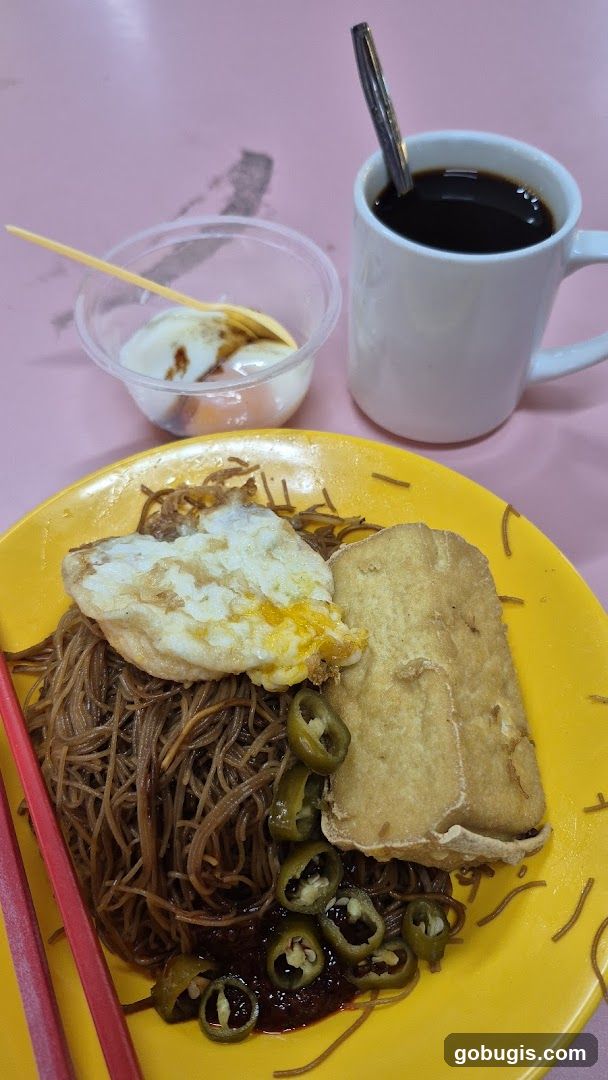 Noodles with Fried Egg and Tofu