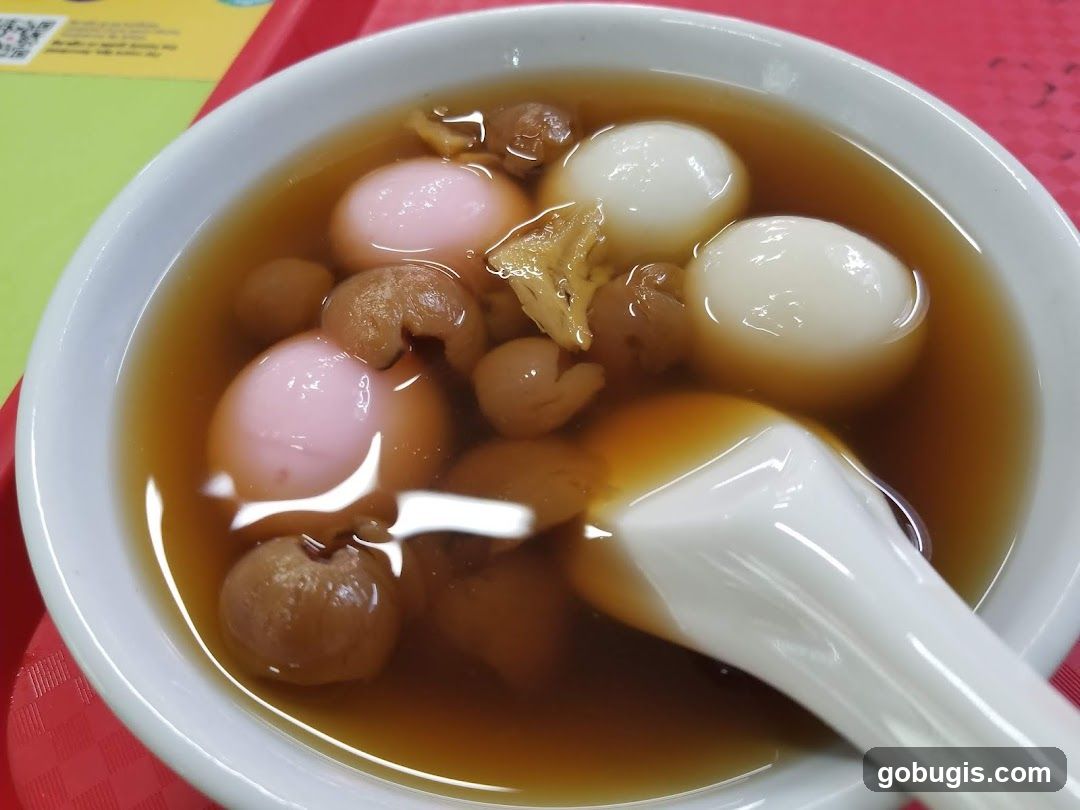Dessert Soup with Tangyuan and Longan