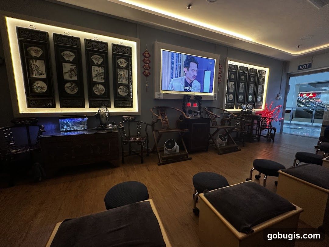Relaxation area with traditional Chinese decor