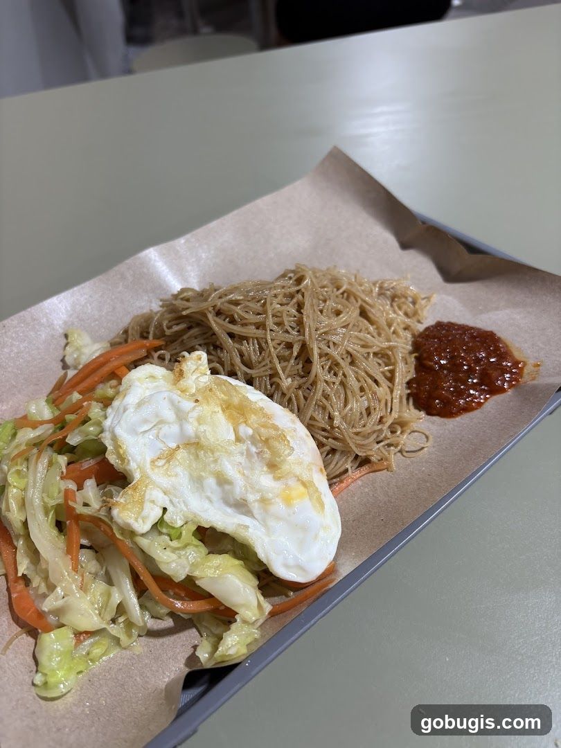 Noodles with Fried Egg and Vegetables