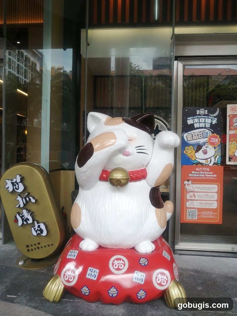 Maneki-neko statue outside a restaurant