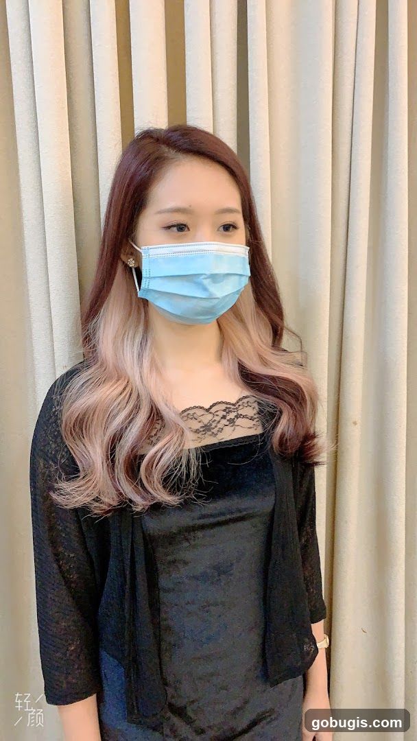 Woman wearing a face mask