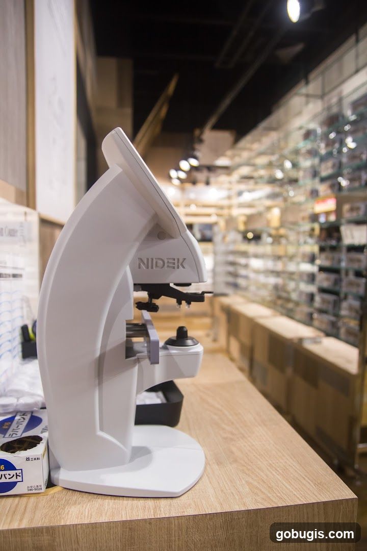 Nidek Refractor Machine