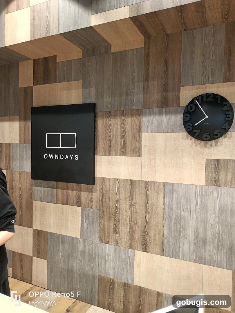 OWNDAYS Logo and Clock