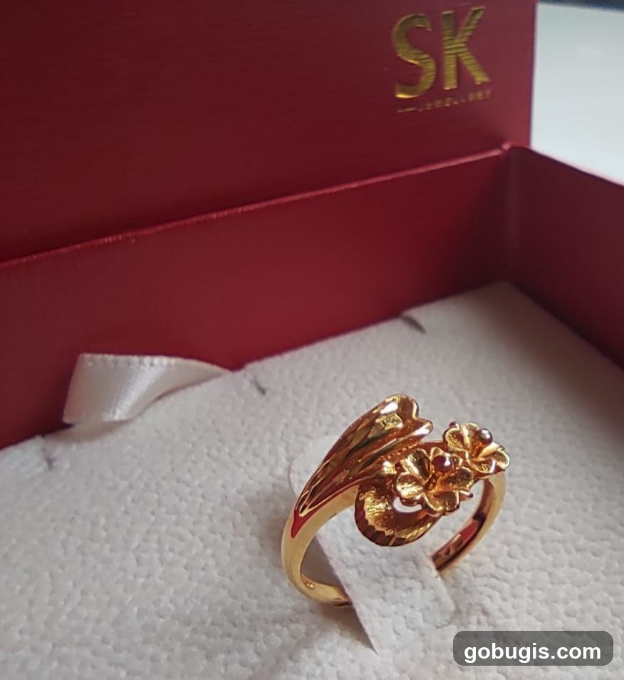 Gold ring with floral design
