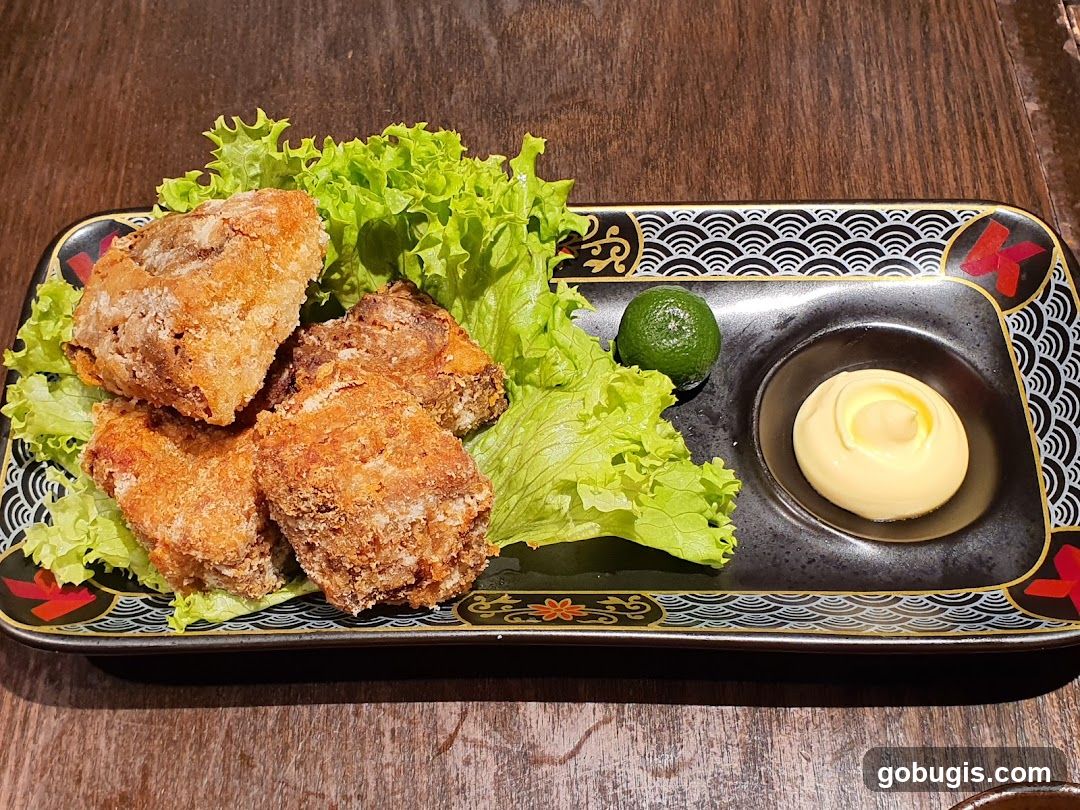 Fried Chicken with Lettuce and Dip