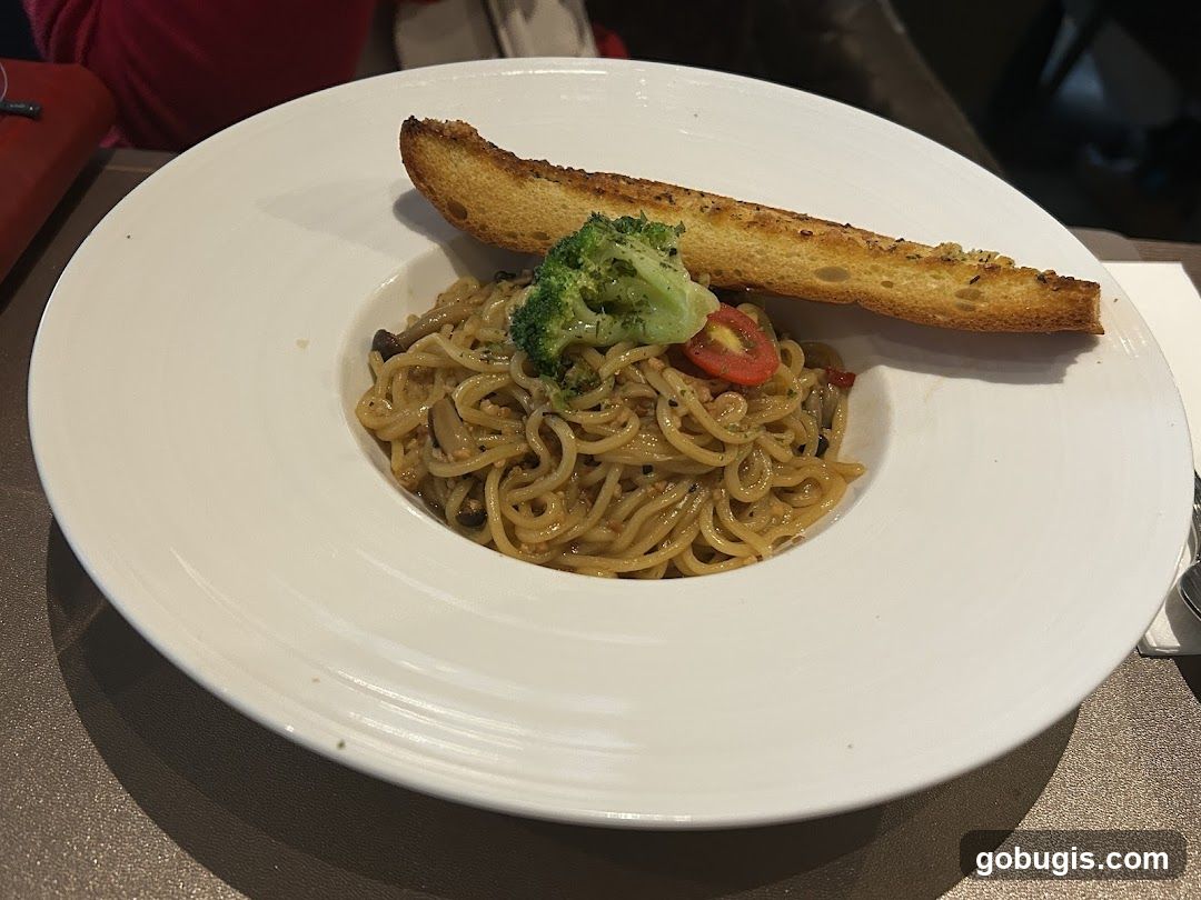 Spaghetti with Broccoli and Garlic Bread