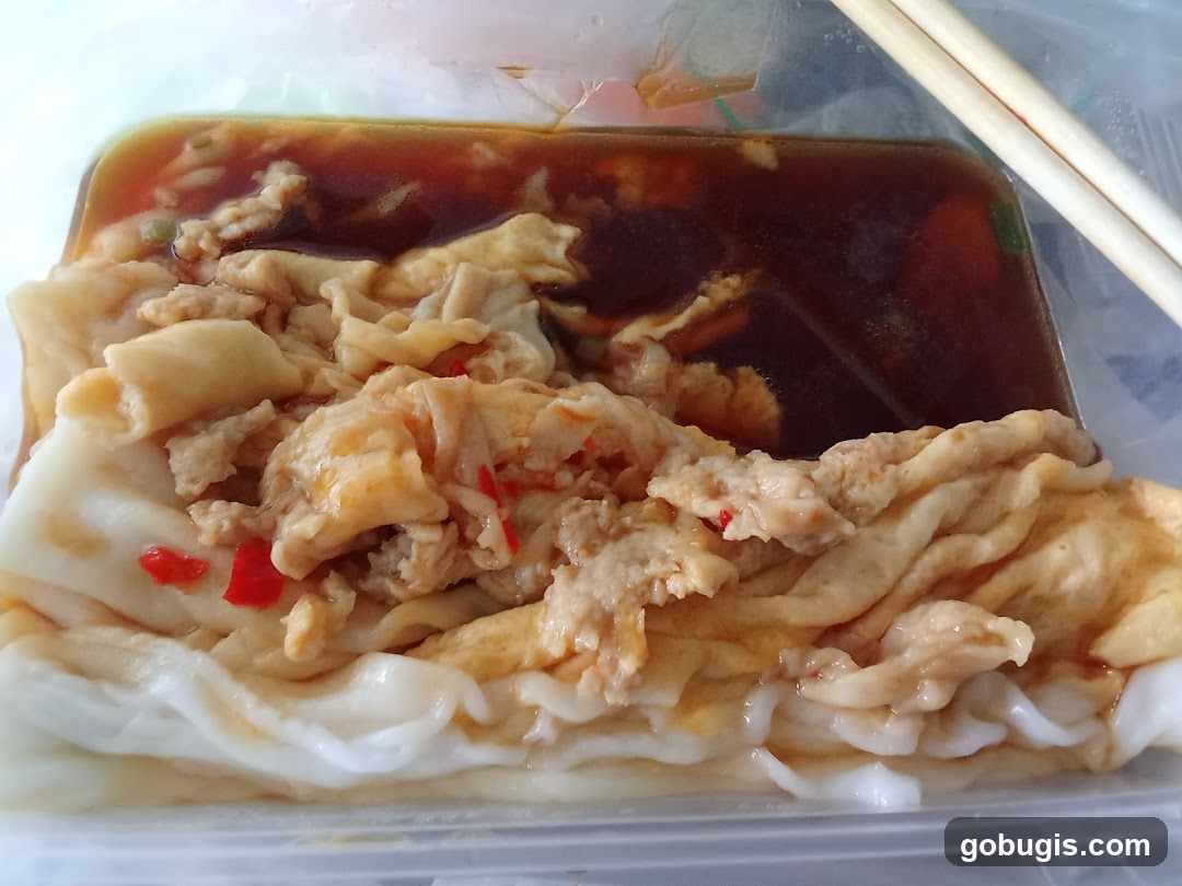 Steamed Rice Rolls with Meat and Sauce