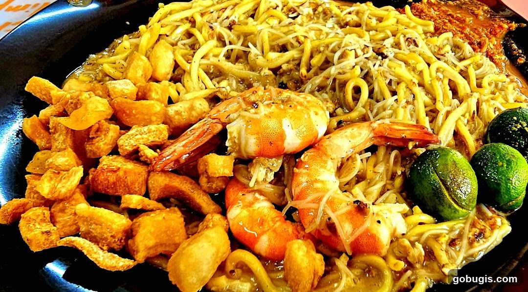 Noodles with Shrimp and Fried Bites