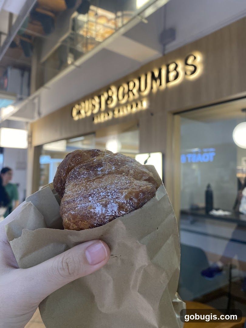 Croissant with powdered sugar