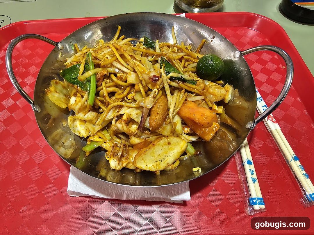 Stir-fried noodles with vegetables and meat
