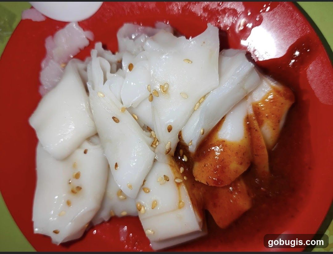 Steamed Rice Rolls with Sauce